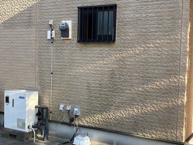 外壁に苔が生えている遠目の写真